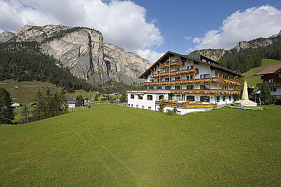 Hotel Alaska *** S s polpenziou - Selva di Val Gardena