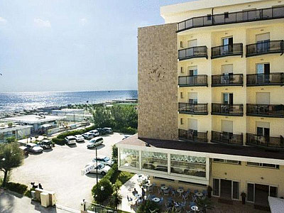 Hotel Londra **** s plnou penziou - Milano Marittima